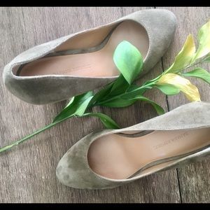 Suede Banana Republic Heels 👠Size 7